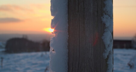 Sonnentergang hinter wilden Schneeverwehungen