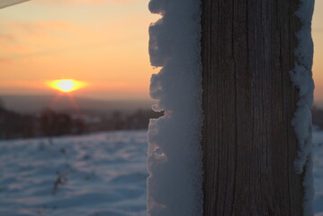 Sonnentergang hinter wilden Schneeverwehungen