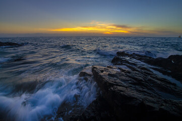 波寄せる岩場を染める朝焼け20150726-