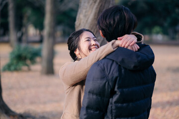 公園でハグするカップル