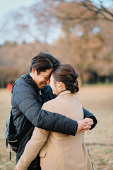 公園でハグするカップル