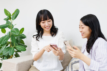 スマホを見せている女性