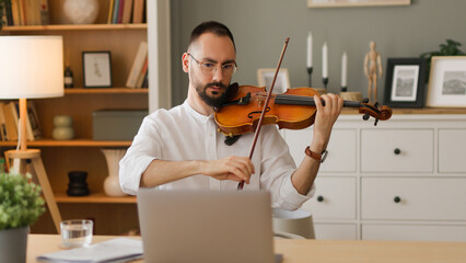 Online violin lessons with male music teacher © Stockphotodirectors