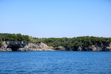 대한민국의 유명한 관광명소인 서귀포 해안의 아름다운 풍경이다.