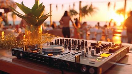 Naklejka premium Dj console with beers and cocktails at the beach party