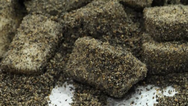 찰떡을 한입 크기로 썰어 고소한 흑임자 가루에 버무려 완성한 흑임자 인절미