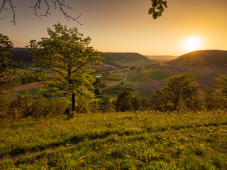Blick von den Weinbergen von Ramsthal auf den Haarberg im Abendlicht, Landkreis Bad Kissingen, Franken, Unterfranken, Bayern, Deutschland