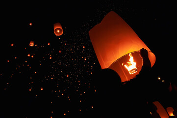 The beauty of the lanterns floating in the sky during the Yi Peng Festival and the Floating Lantern...