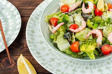 Bowl of salad with broccoli and shrimp.