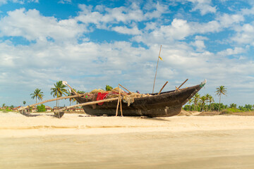 Obraz premium Wooden fishing boat on sandy shore