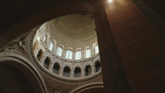 descubriendo la c&uacute;pula de la iglesia del sagrado corazon de par&iacute;s