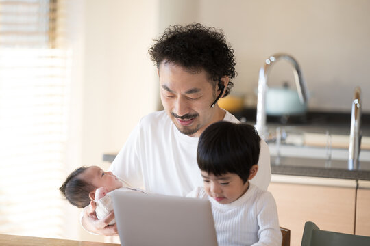  A father who carries his baby in his arms, can't work remotely "I'll be at the meeting instead of Dad", trying to help, but okay.
