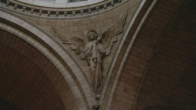 &aacute;ngel tallado dentro de la iglesia del sagrado corazon