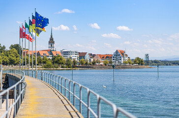 Promenade und Hafen von Friedrichshafen am Bodensee im Sommer © indiauniform