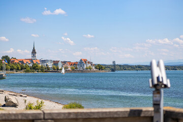 Promenade und Hafen von Friedrichshafen am Bodensee im Sommer © indiauniform