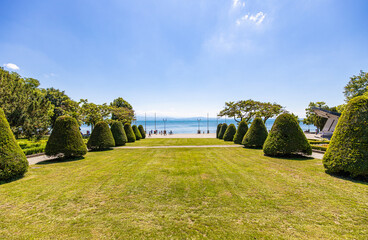 Promenade und Hafen von Friedrichshafen am Bodensee im Sommer © indiauniform