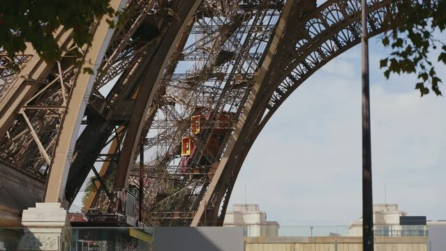 Ascensor de la torre Eiffel en movimiento en la ciudad de Par&iacute;s