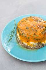 Pastel de Calabaza, cebolla y queso, a la Lata, en un plato celeste sobre una mesa
