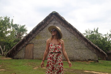 turista em frente a casa na aldeia puyanawa, em Mâncio Lima, Acre