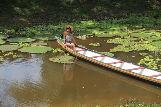 mulher em barco no Rio Croa, em Cruzeiro do Sul, Acre 