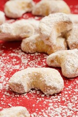 Frisch gebackene Weihnachtskekse: Vanillekipferln mit Puderzucker