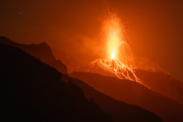 Die ganze Bergwelt des Vulkans Stromboli ist eingehüllt in einen atmosphärischen Dunst, der durch...