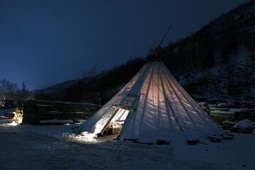 Leuchtendes Zelt der Sami im Winter bei Nacht mit Licht, Schnee, dunkel, Ureinwohner, Norwegen, Skandinavien, - obrazy, fototapety, plakaty