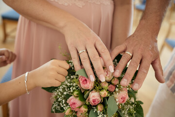 Händes Brautpaares auf Brautstrauß mit Rosen und Schleierkraut - 689676992