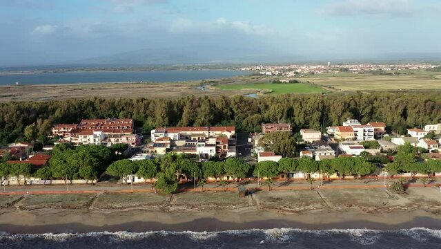 survol de la plage de Marina di torre grande pr&egrave;s d'Oristano en Sardaigne