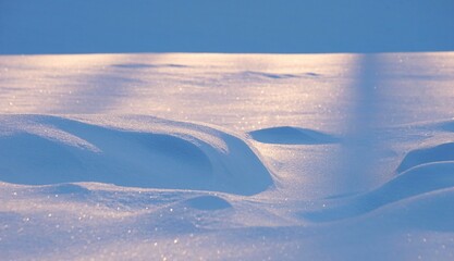 Śnieg. Promienie słońca padają na śnieg. Piękny krajobraz na śnieżną zimę.