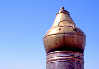 Metal pot to prepare bean dish