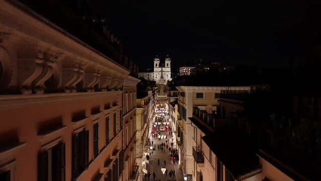 La strada dello shopping nel centro di Roma, Italia, via dei Condotti.
Vista aerea con le luci di Natale. Sullo sfondo Piazza di Spagna e la scalinata di Trinit&agrave; dei Monti.