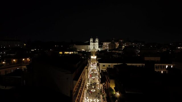 La strada dello shopping nel centro di Roma, Italia, via dei Condotti.
Vista aerea con le luci di Natale. Sullo sfondo Piazza di Spagna e la scalinata di Trinit&agrave; dei Monti.