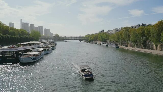 timelapse del rio Sena en el que circulan barcos