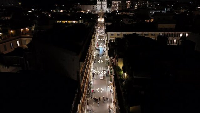 La strada dello shopping nel centro di Roma, Italia, via dei Condotti.
Vista aerea con le luci di Natale. Sullo sfondo Piazza di Spagna e la scalinata di Trinit&agrave; dei Monti.