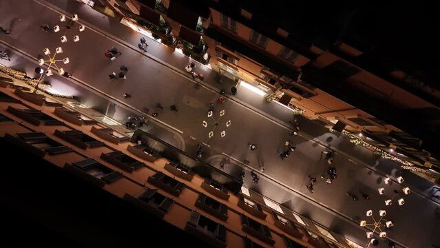 La strada dello shopping nel centro di Roma, Italia, via dei Condotti.
Vista aerea perpendicolare sulle luminarie natalizie.