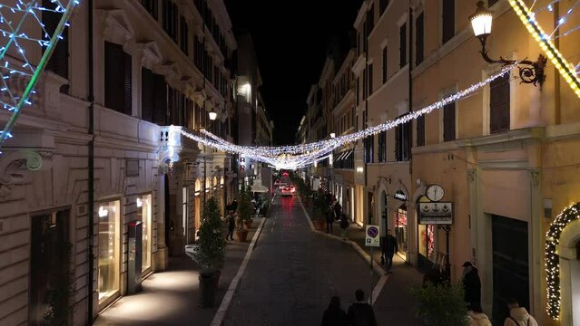 La strada dello shopping nel centro di Roma, Italia, via dei Condotti.
Vista aerea con le luci di Natale. Sullo sfondo Piazza di Spagna e la scalinata di Trinit&agrave; dei Monti.