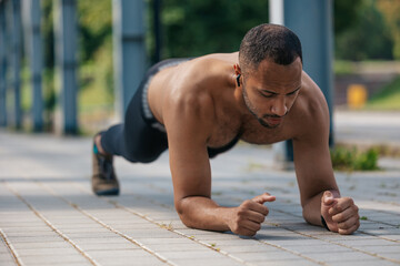 Obraz premium Young well-built african american man standing in plank