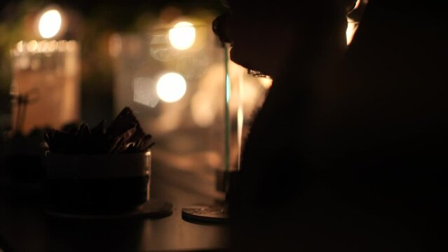 Una serata romantica, un calice, la mano e il calore del fuoco.
Un Cocktail servito in una location piena di luci e di emozione.
