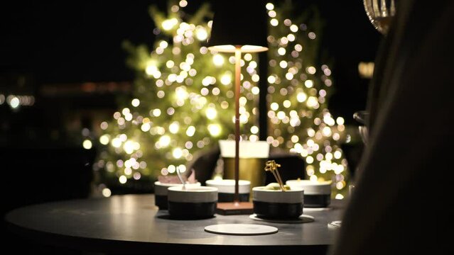 Una serata romantica, un calice, la mano e il calore del fuoco.
Un Cocktail servito in una location piena di luci e di emozione.