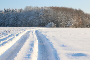 Schnee auf den Strassen in Bayern, der Winter zeigt sich mit viel Schnee. Bayern wird zum Winter Wunderland, doch die Strassen sind schwer befahrbar. Hier sind Winterreifen Pflicht!