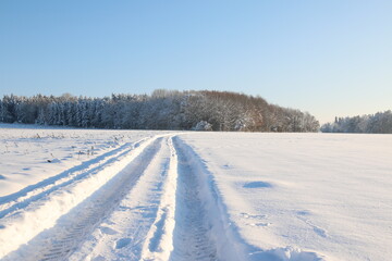 Fototapeta na wymiar Schnee auf den Strassen in Bayern, der Winter zeigt sich mit viel Schnee. Bayern wird zum Winter Wunderland, doch die Strassen sind schwer befahrbar. Hier sind Winterreifen Pflicht!