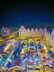 Blick von oben auf den Weihnachtsmarkt in Rostock