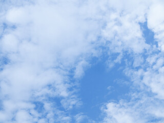 Obraz premium Blue sky with white cloud for nature background