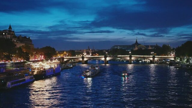rio Sena de noche lleno de barcos en la ciudad de par&iacute;s