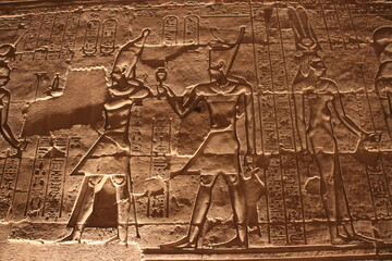 Temple de Kom Ombo; bas reliefs de Pharaons haute et basse égypte