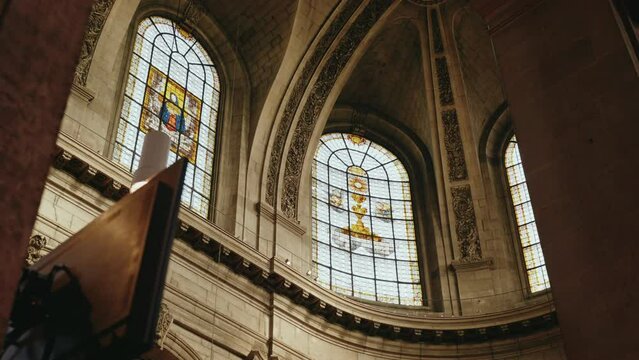ventanales de una iglesia en la ciudad de par&iacute;s