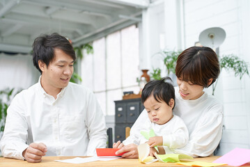 折り紙をして遊ぶ親子