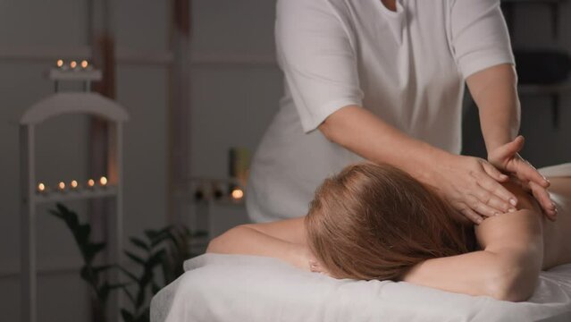 Aimed at improving coordination, synchronized movement massage will bring you a sense of harmony and harmony. In the cozy relaxed atmosphere of the spa salon, a woman is massaged by a salon employee