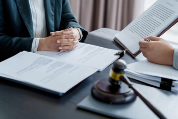 Lawyer and client negotiation in legal judgement consulting..
